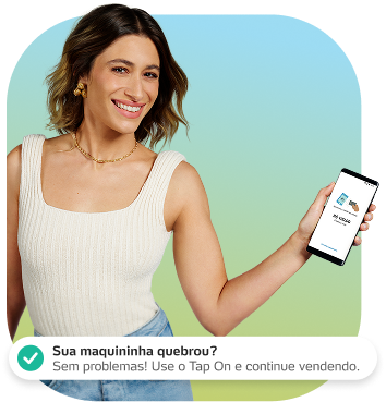 Mulher sorrindo e segurando um celular com o aplicativo PagBank
