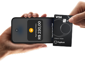 Uma mão segura um iPhone exibindo uma tela de pagamento via PagBank, enquanto outra mão aproxima um cartão Visa PagBank com tecnologia de pagamento por aproximação para efetuar a transação.