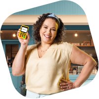 Mulher sorrindo segurando a maquininha Minizinha Chip 3 do PagBank em um ambiente de loja