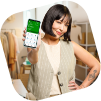 Mulher mostrando o celular com o app PagBank aberto, representando a ativação da maquininha