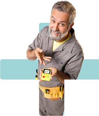 Homem segurando uma maquininha PagBank