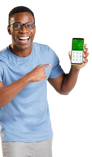 Homem apontando com o indicador para o celular na sua outra mão com o aplicativo do PagBank aberto.