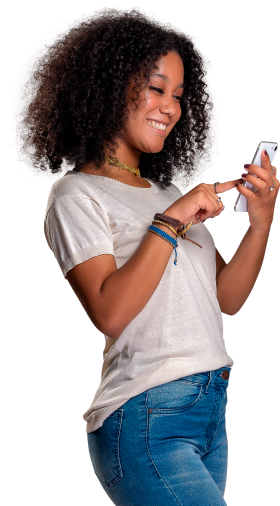 Modelo usando celular