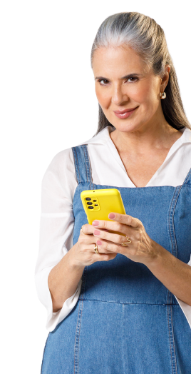 Mulher segurando um celular com as duas mãos.