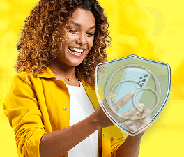 Mulher sorrindo olhando para o celular.  E um escudo do PagBank em destaque na tela