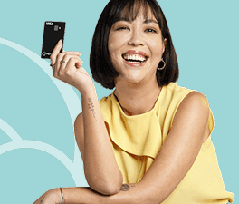 Mulher sorrindo com o cartão PagBank na mão