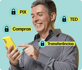 Homem sorrindo e mexendo no celular