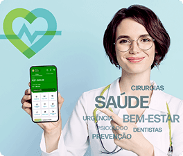 Mulher representando uma profissional da saúde, sorrindo e apontando para o celular com a conta do PagBank aberta