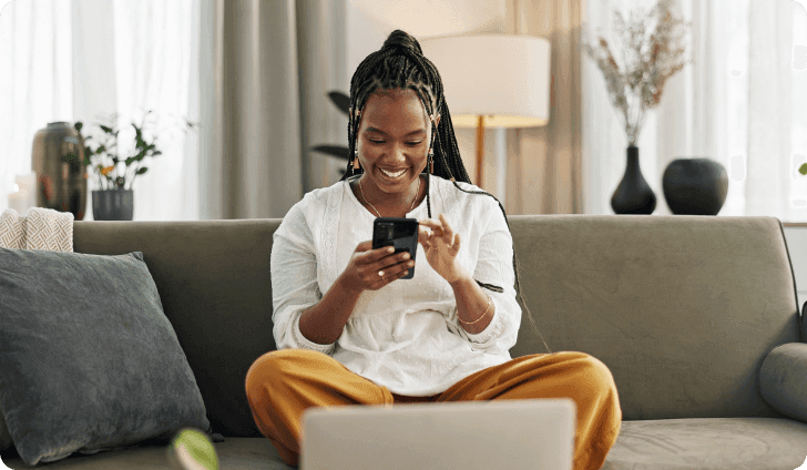 Pessoa assistindo conteúdo educacional em dispositivo móvel, representando os cursos e podcasts de educação financeira oferecidos pelo PagBank.