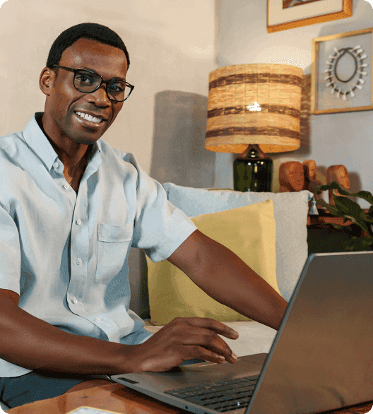 Um homem com o notebook e o Checkout online do PagBank permitindo pagamento digital de forma rápida e segura