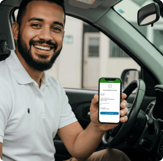 Um homem taxista em seu carro, sorrindo e segurando o celular com pagamento do Tap On finalizado
