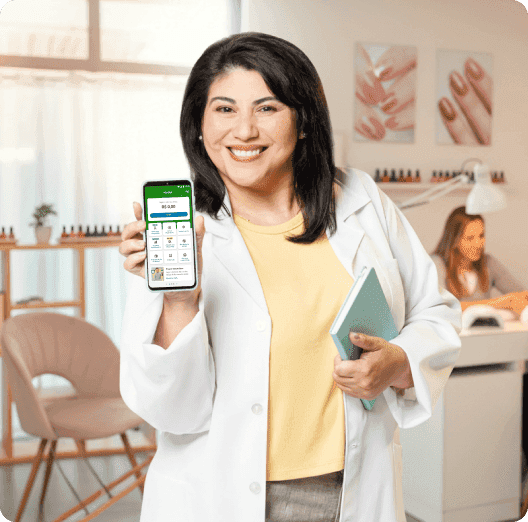 Uma manicure em seu salão, segurando o celular com o Tap On em sua tela