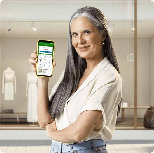 Uma vendedora de loja de roupas está segurando o seu celular com o Tap On
