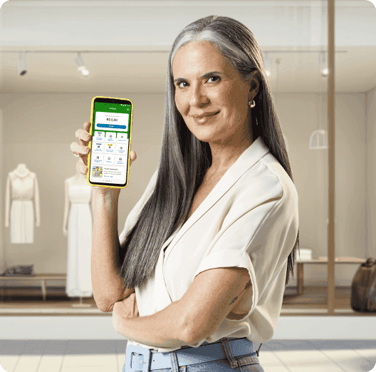 Uma vendedora de loja de roupas está segurando o seu celular com o Tap On